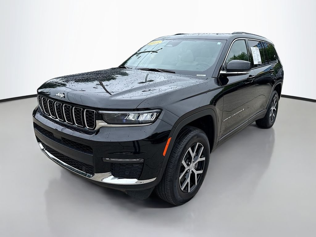 Used 2025 Diamond Black Crystal Pearlcoat Jeep Limited image 3