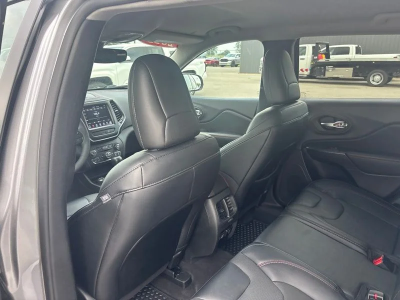 Used 2022 Silver Jeep Trailhawk image 17