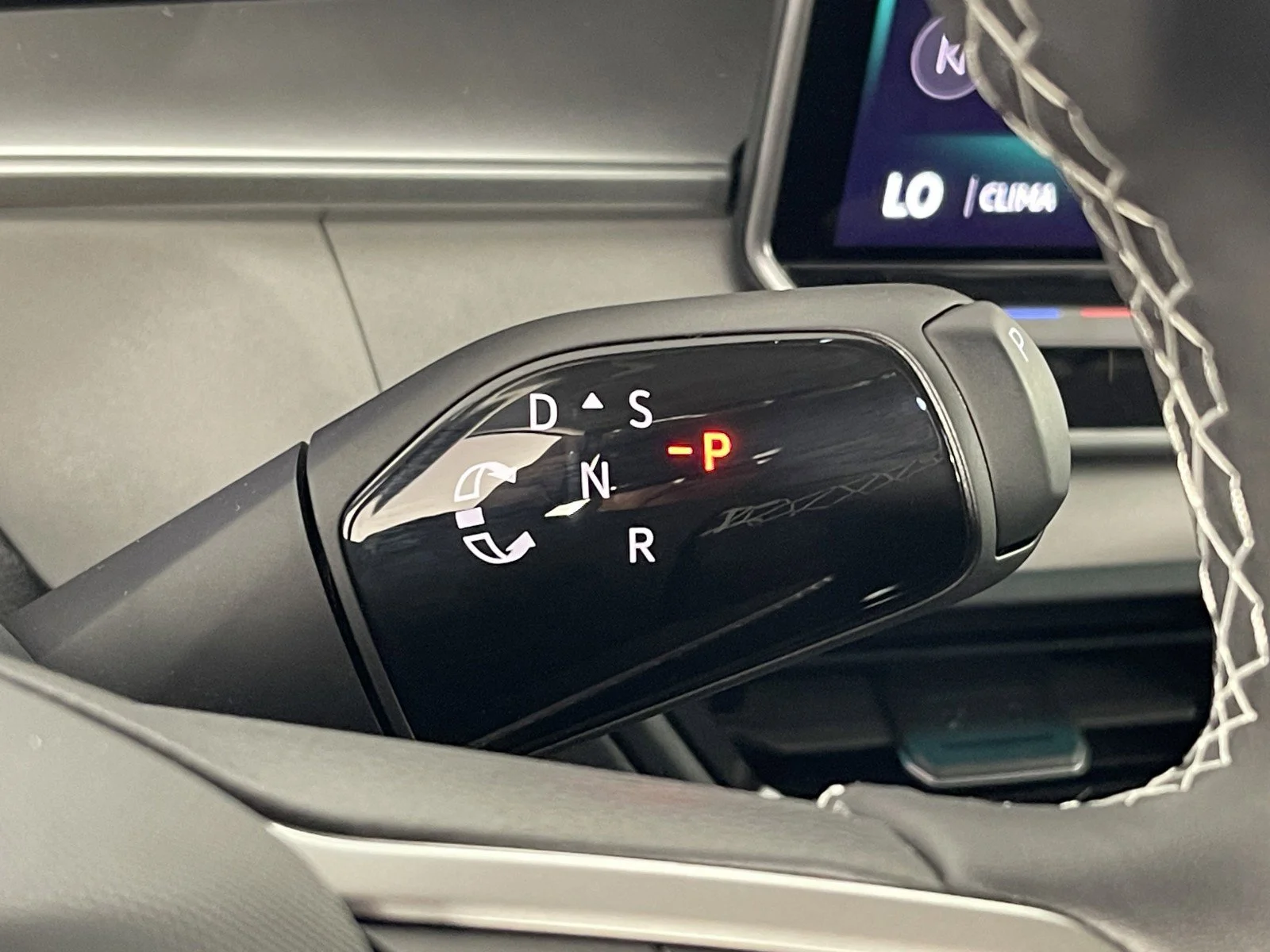 2025 Volkswagen Tiguan SE - Photo 26