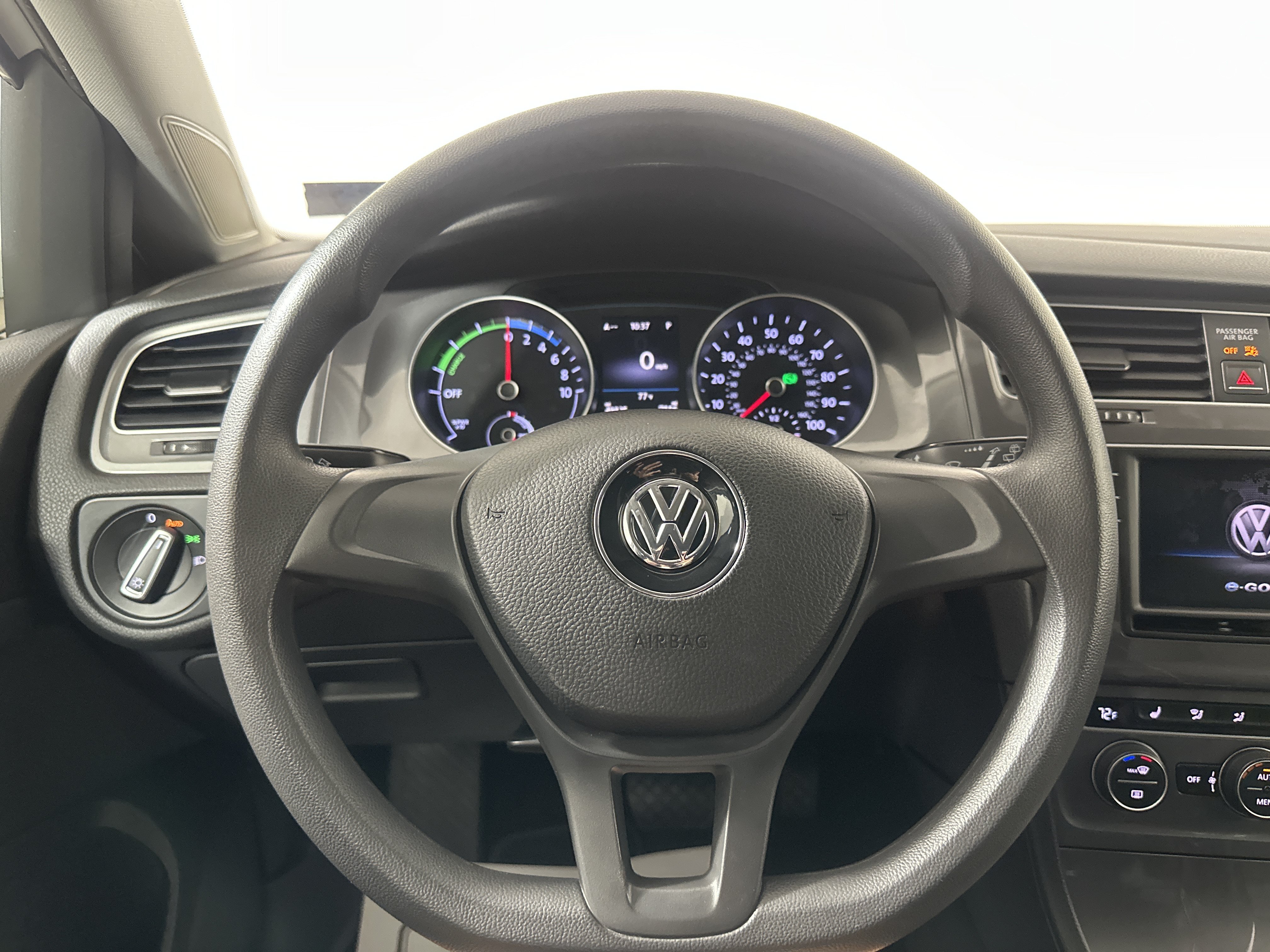 Used 2016 White Volkswagen SE image 12