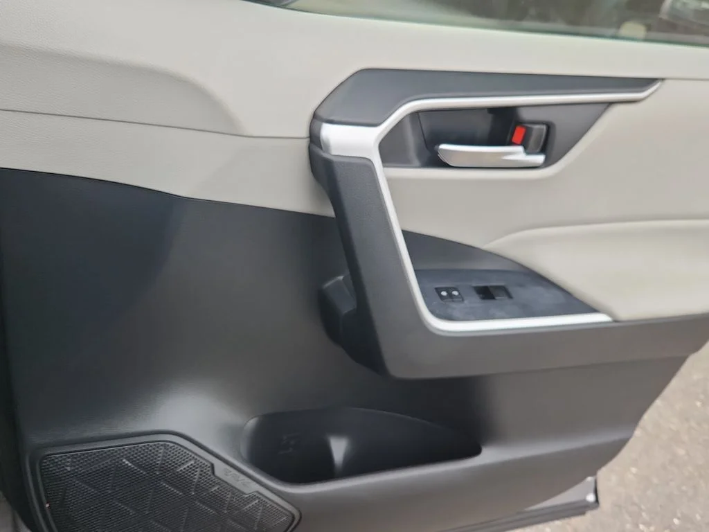 Used 2021 Silver Toyota XLE image 14