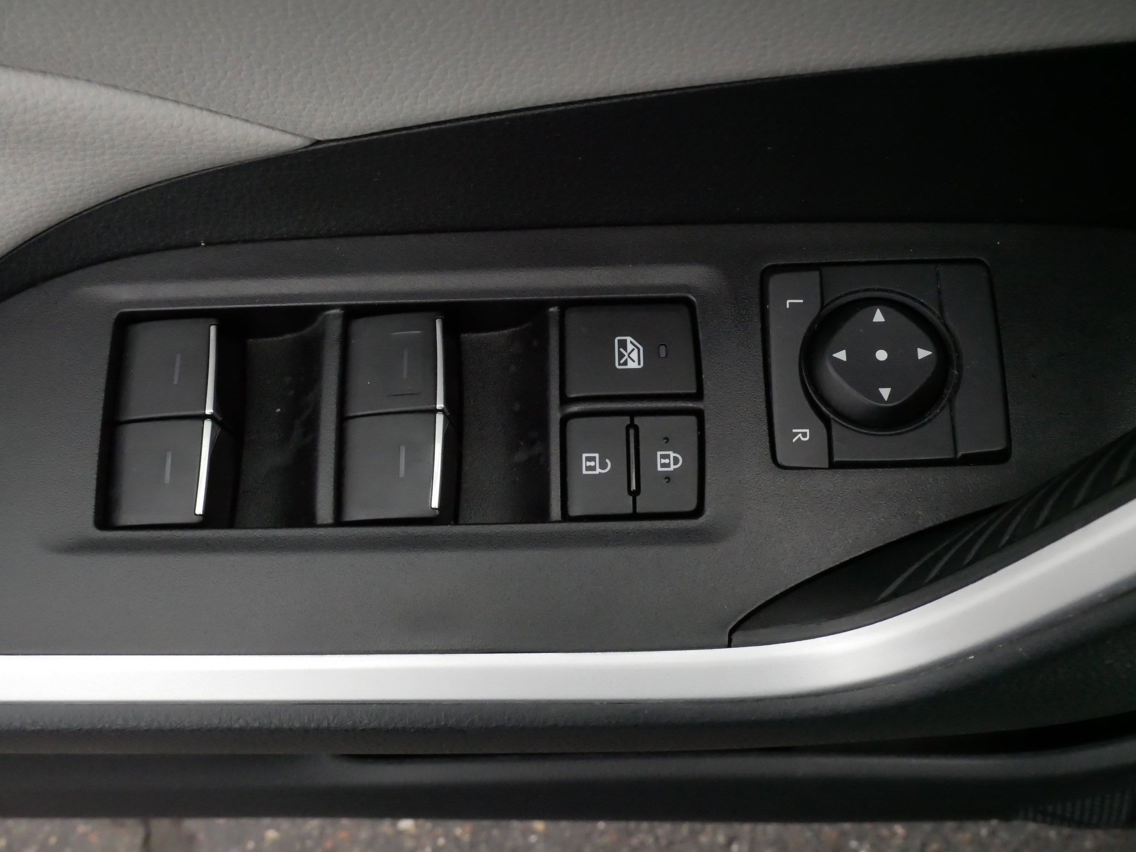 2024 Toyota RAV4 XLE - Photo 19