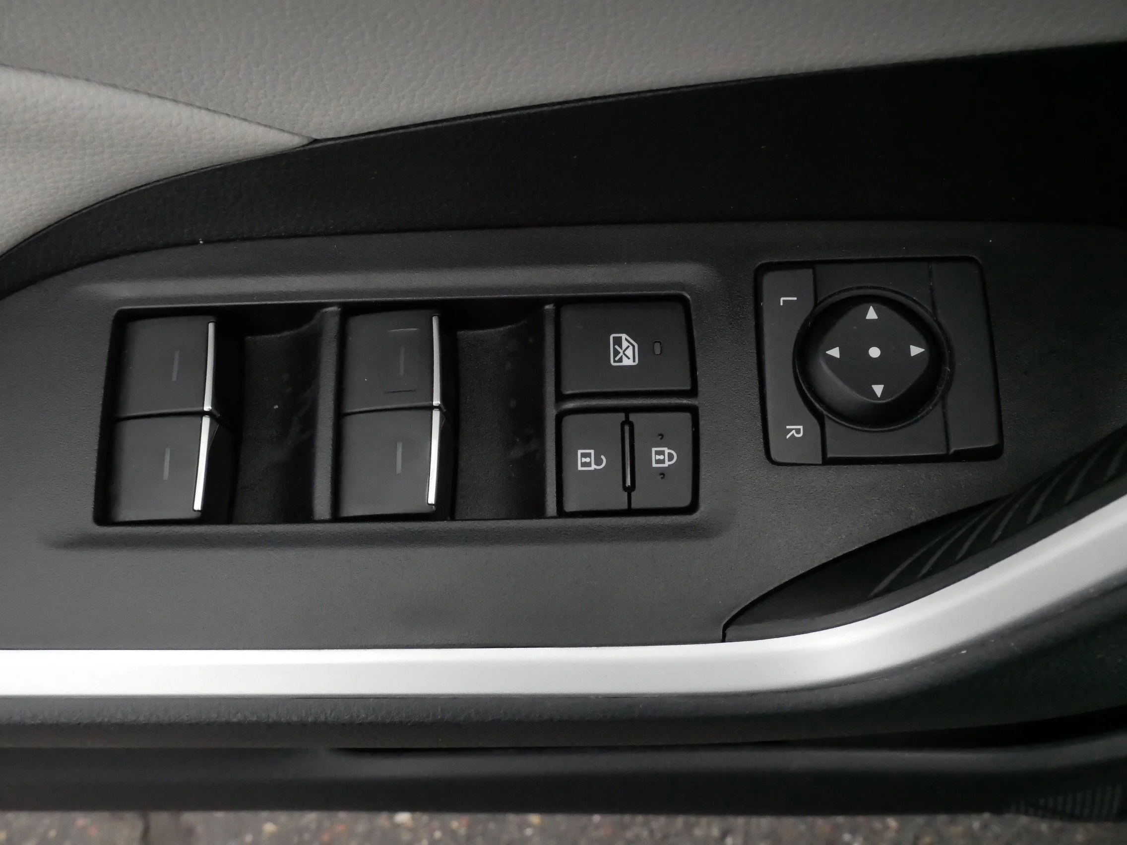 2024 Toyota RAV4 XLE - Photo 19