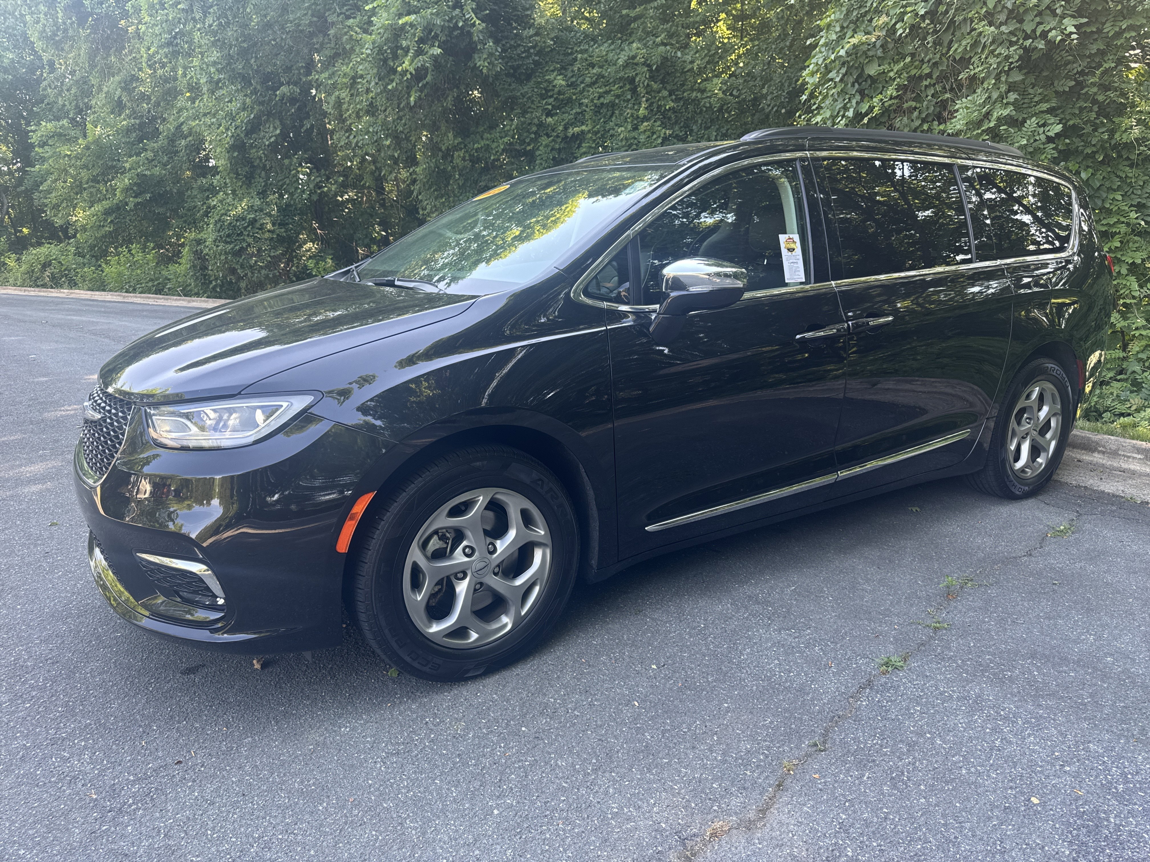2023 Chrysler Pacifica Limited's photo