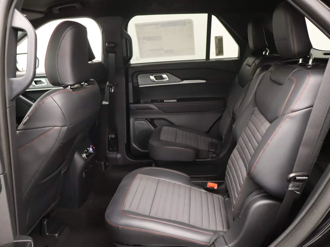 New 2027 Agate Black Metallic Ford ST-Line image 17