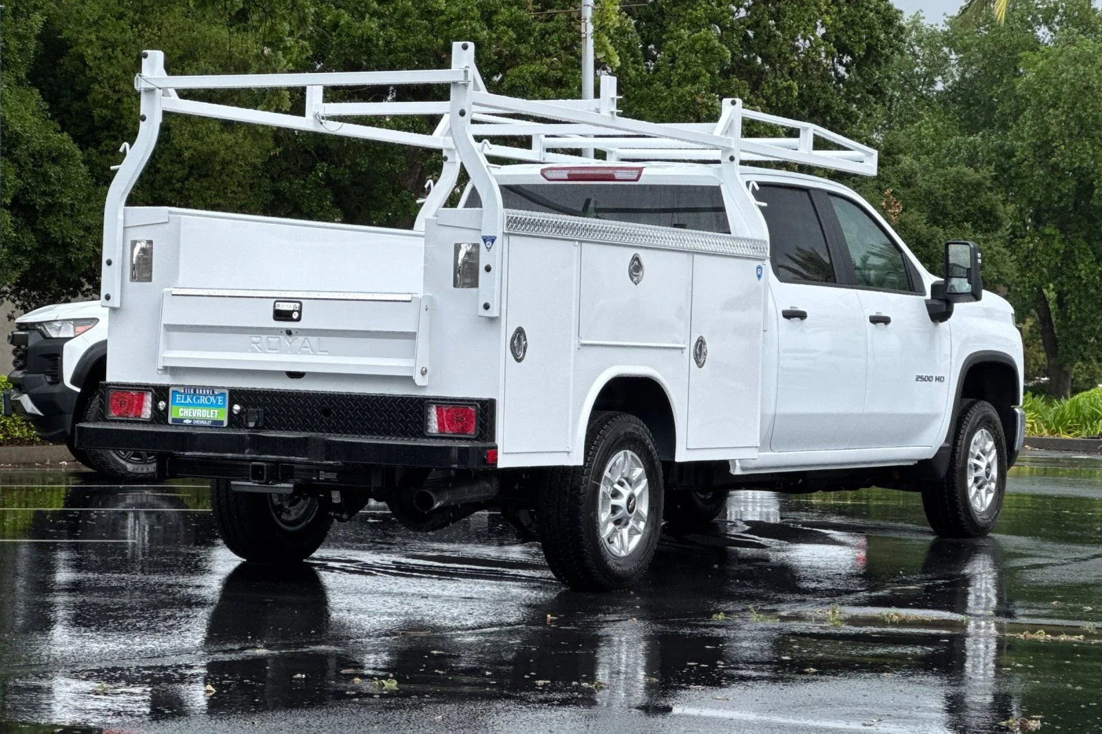 New 2026 Summit White Chevrolet WT image 3