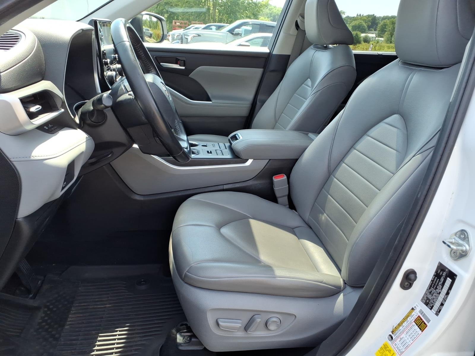 Used 2022 Wind Chill Pearl Toyota XLE image 12