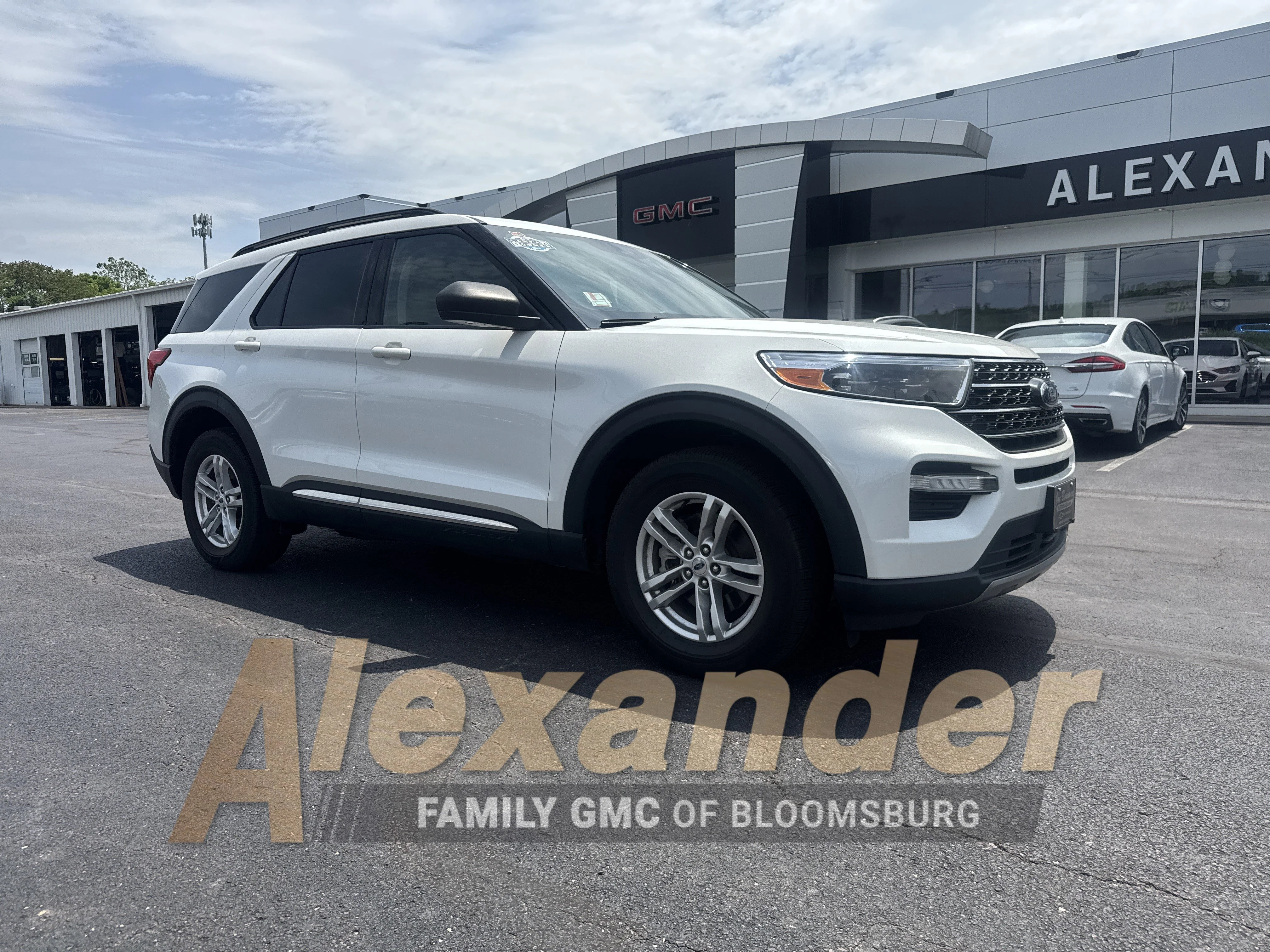 Used 2023 Star White Metallic Tri-Coat Ford XLT image 1