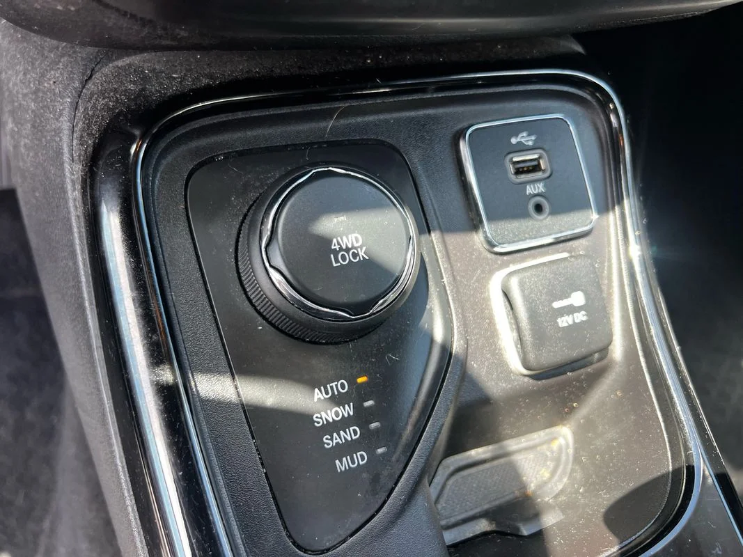 Used 2018  Jeep Altitude 4x4 image 22