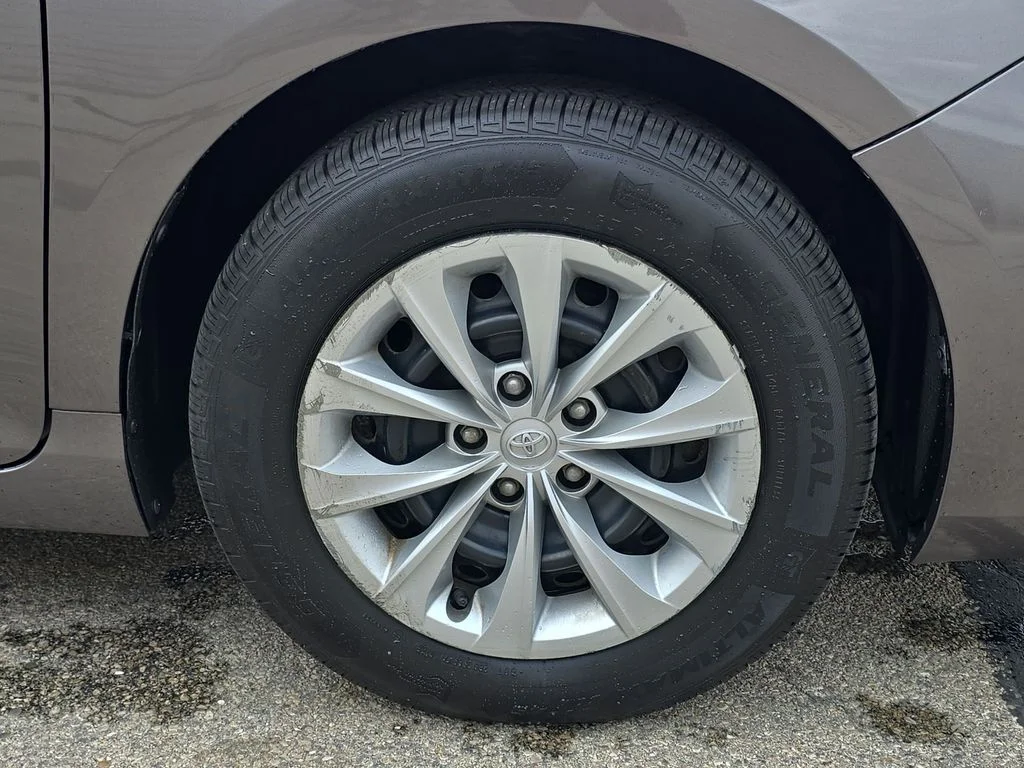 Used 2015 Gray Toyota LE image 41