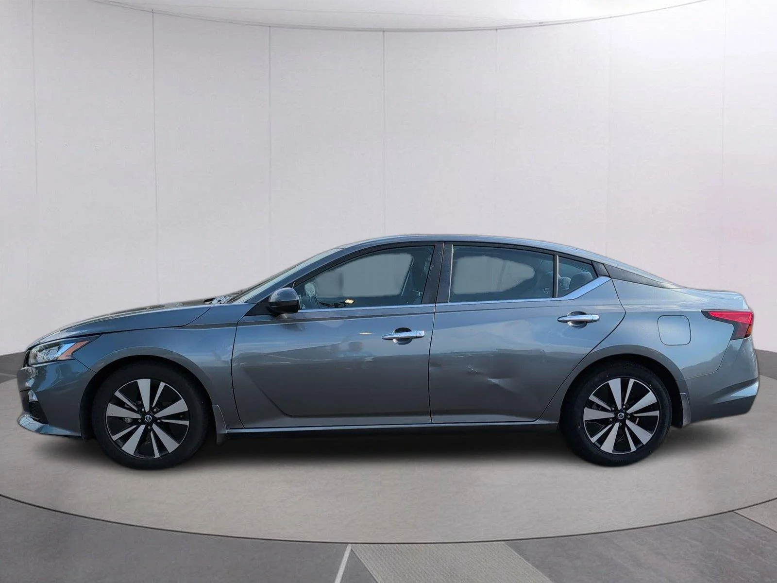 Used 2022 Gun Metallic Nissan 2.5 SV image 2