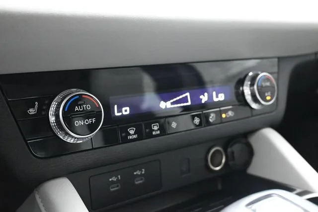 Used 2025 Cosmic Blue Met Mitsubishi SE image 17