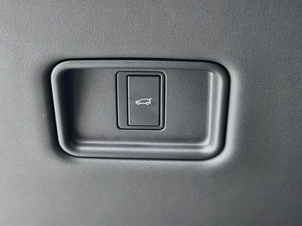 New 2027 Santorini Black Land Rover SE image 10