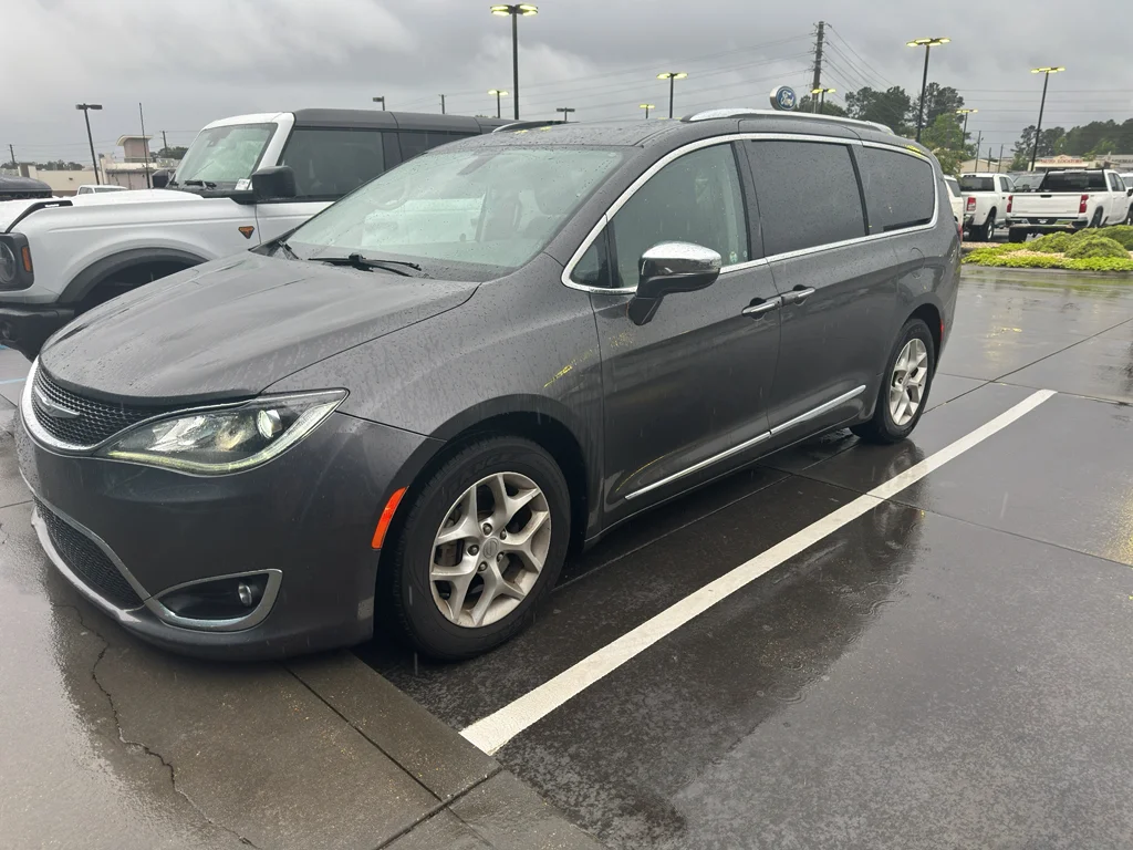 2020 Chrysler Pacifica Limited's photo