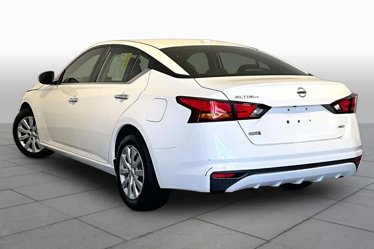 Used 2020 Glacier White Nissan 2.5 S image 12