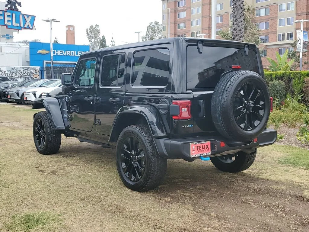 Used 2024  Jeep Sahara image 5