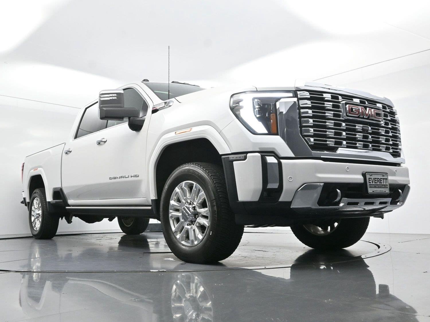Used 2025 White Frost Tricoat GMC Denali image 42