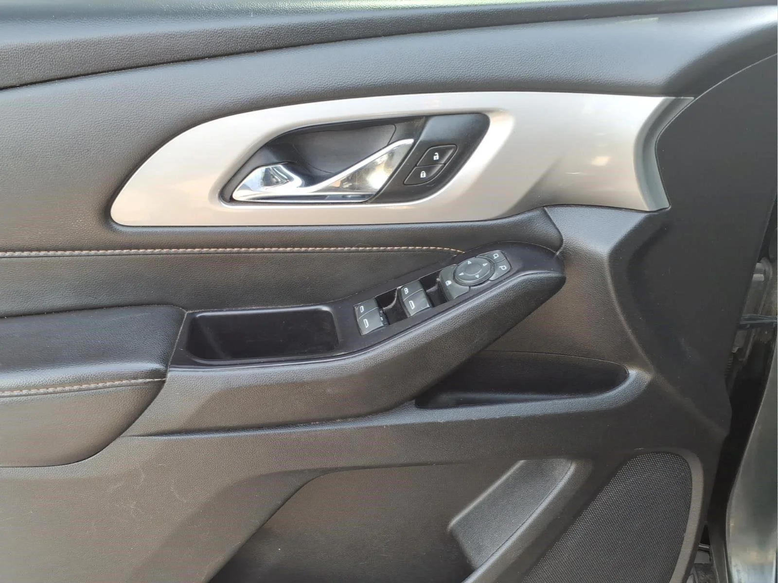 Used 2020 GRAPHITE METALLIC Chevrolet LT Cloth image 17