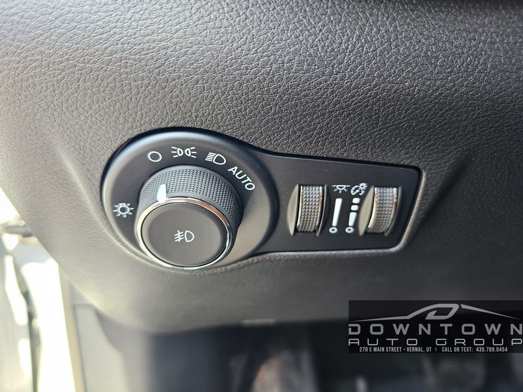 New 2026 Bright White Clear-Coat Exterior Paint Jeep Trailhawk image 24