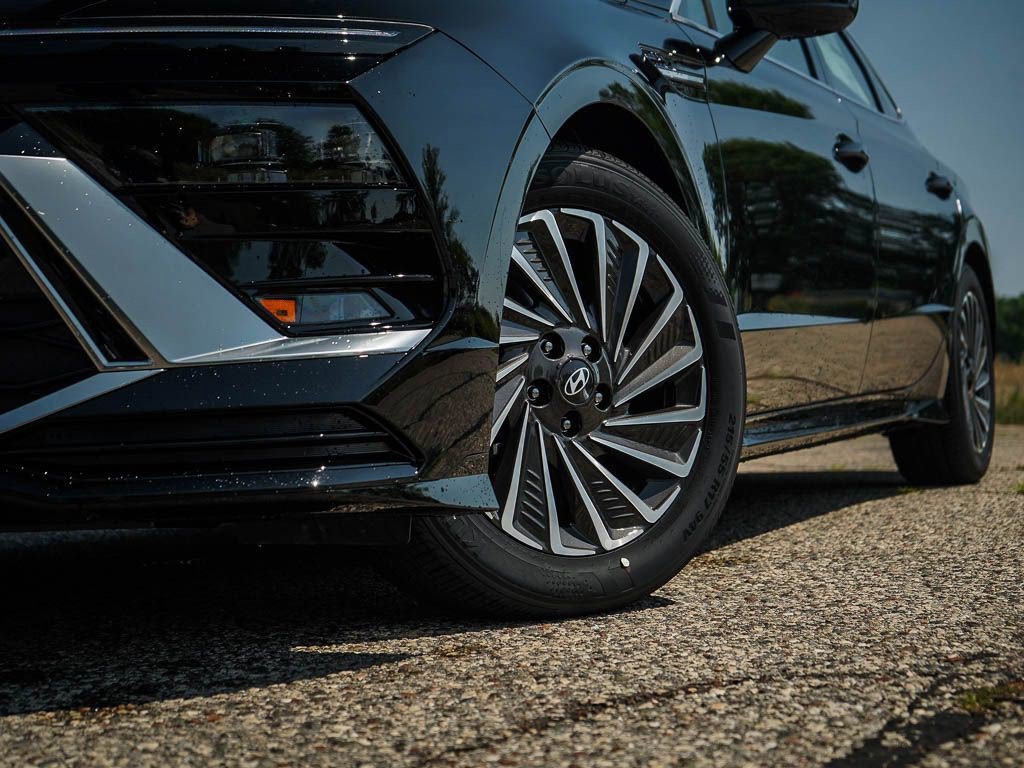 New 2026 Abyss Black Hyundai SEL FWD image 6