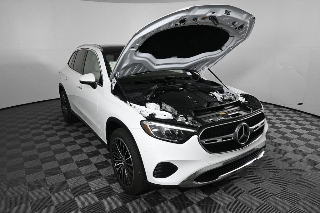 New 2027 MANUFAKTUR Moonlight White Metallic Mercedes-Benz GLC 300 image 33