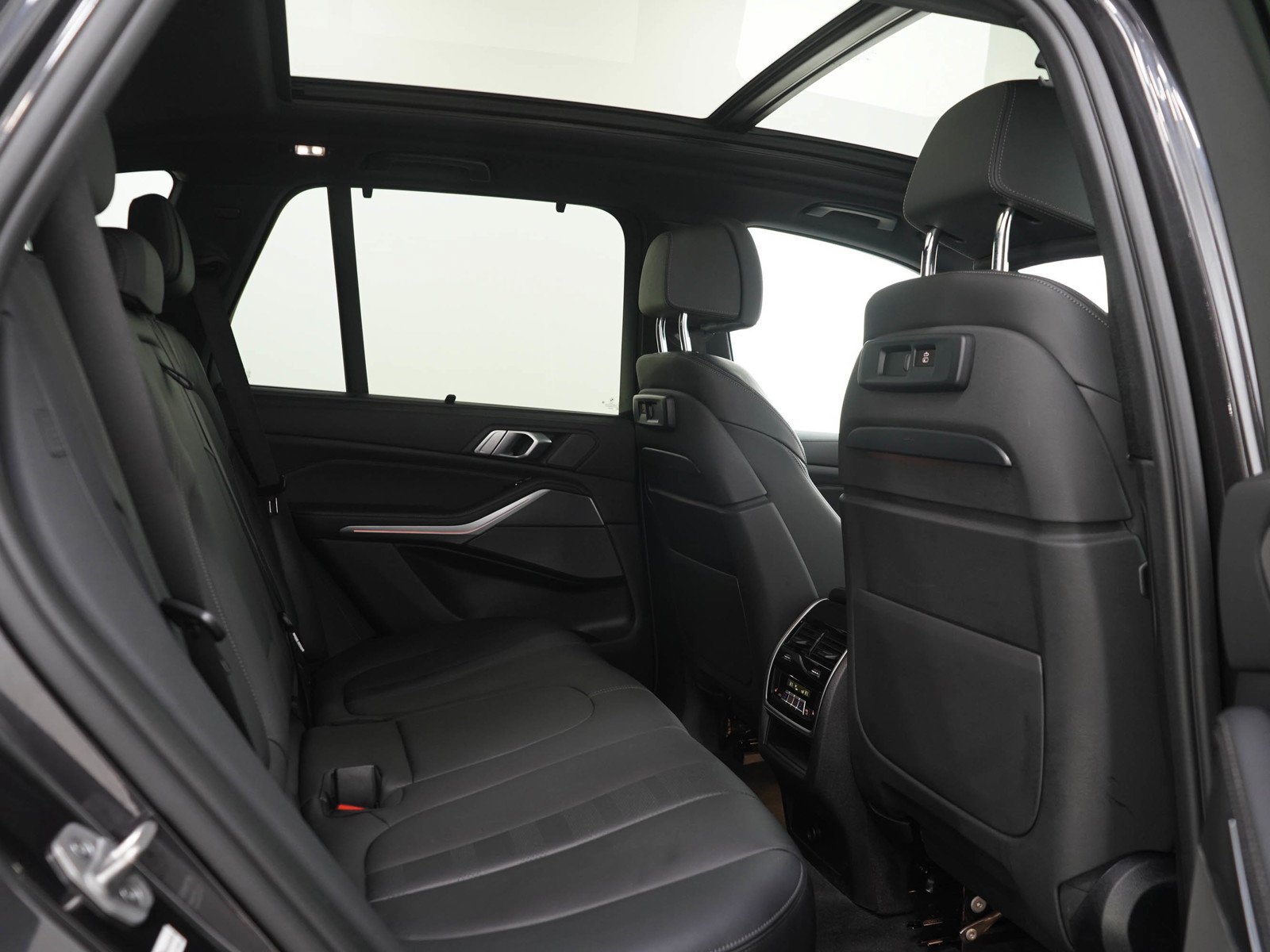 Used 2020 Black BMW xDrive40i image 14