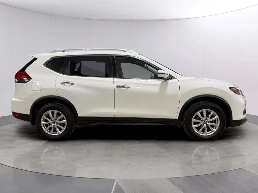 Used 2017 Nissan Rogue SV with VIN JN8AT2MV1HW027833 for sale in Oconomowoc, WI