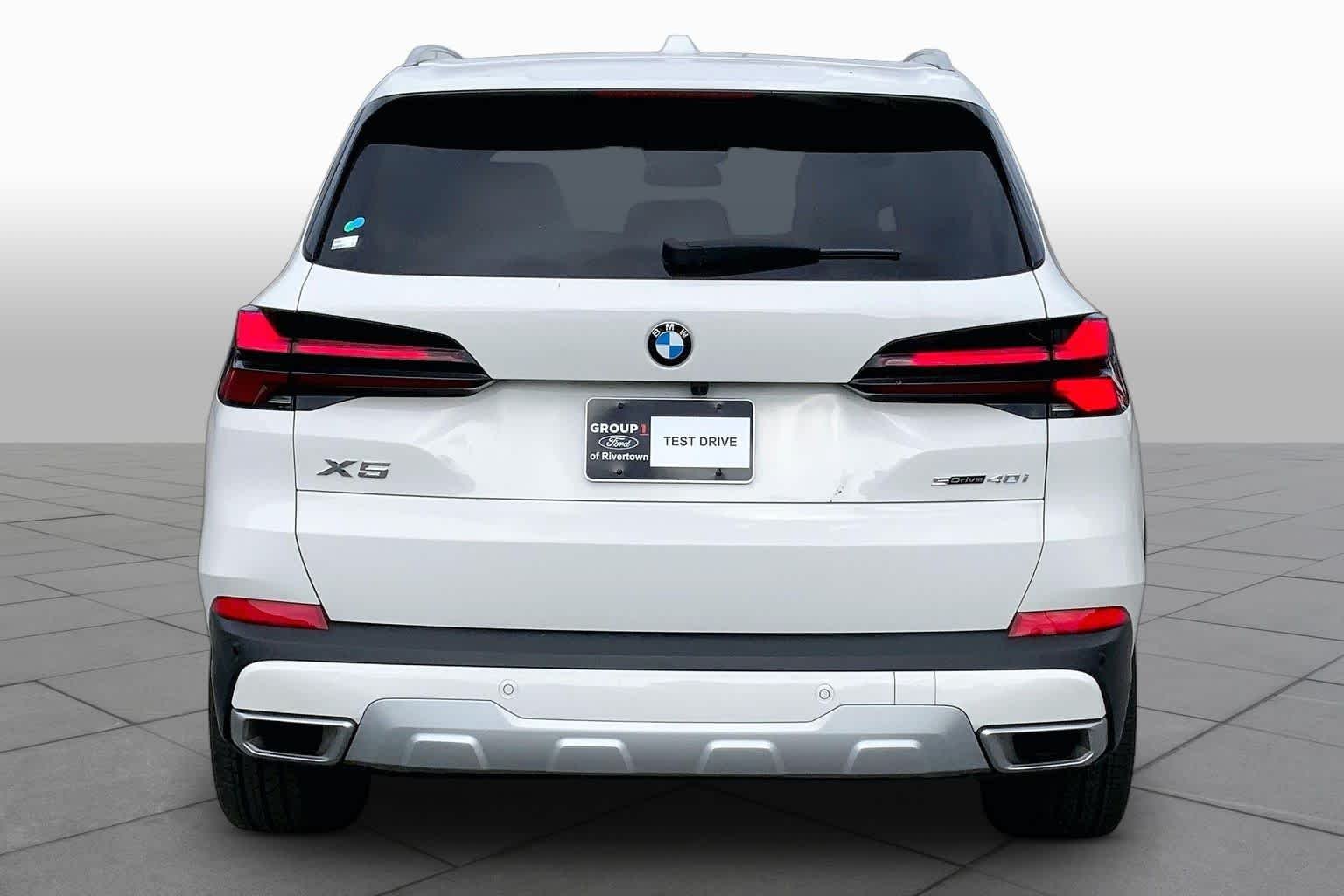 Used 2025 Alpine White BMW sDrive40i image 5