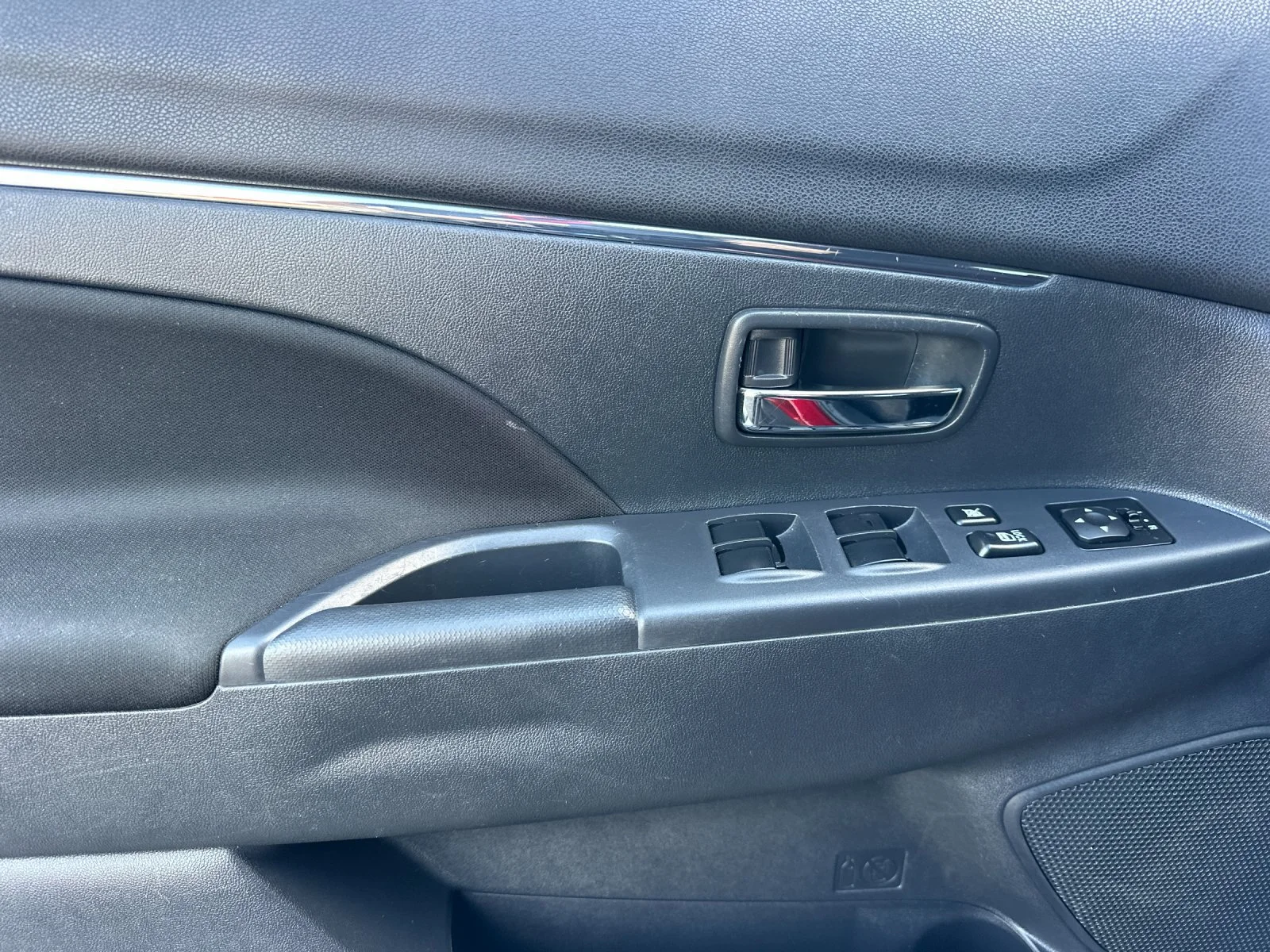 Used 2025  Mitsubishi 2.0 ES image 11