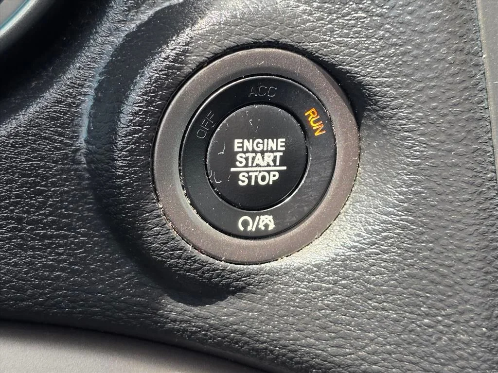 Used 2019 White Dodge Crossroad image 19