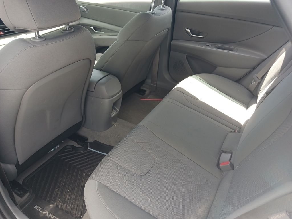 2025 Hyundai Elantra SE - Photo 13
