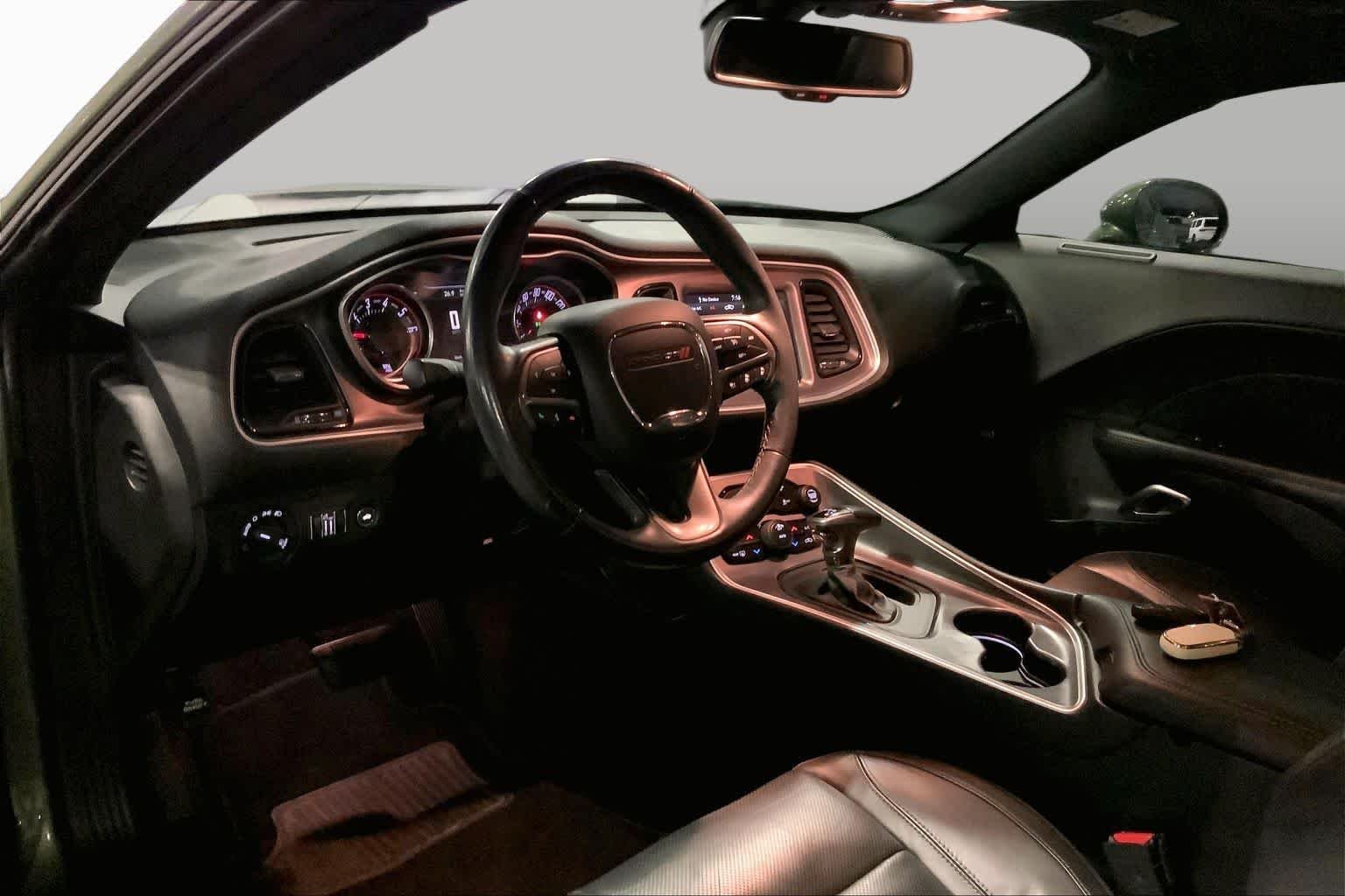 Used 2019 F8 Green Dodge SXT image 16