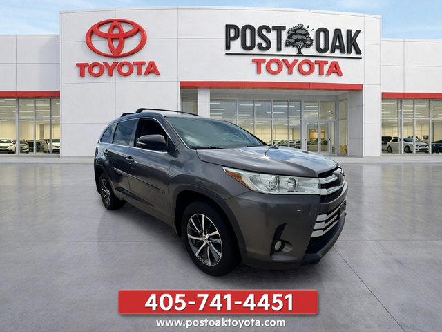 Used 2018 Gray Toyota XLE image 11