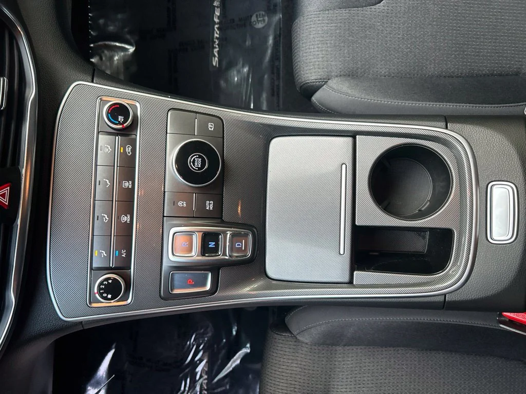 Used 2023 White Hyundai SE image 17