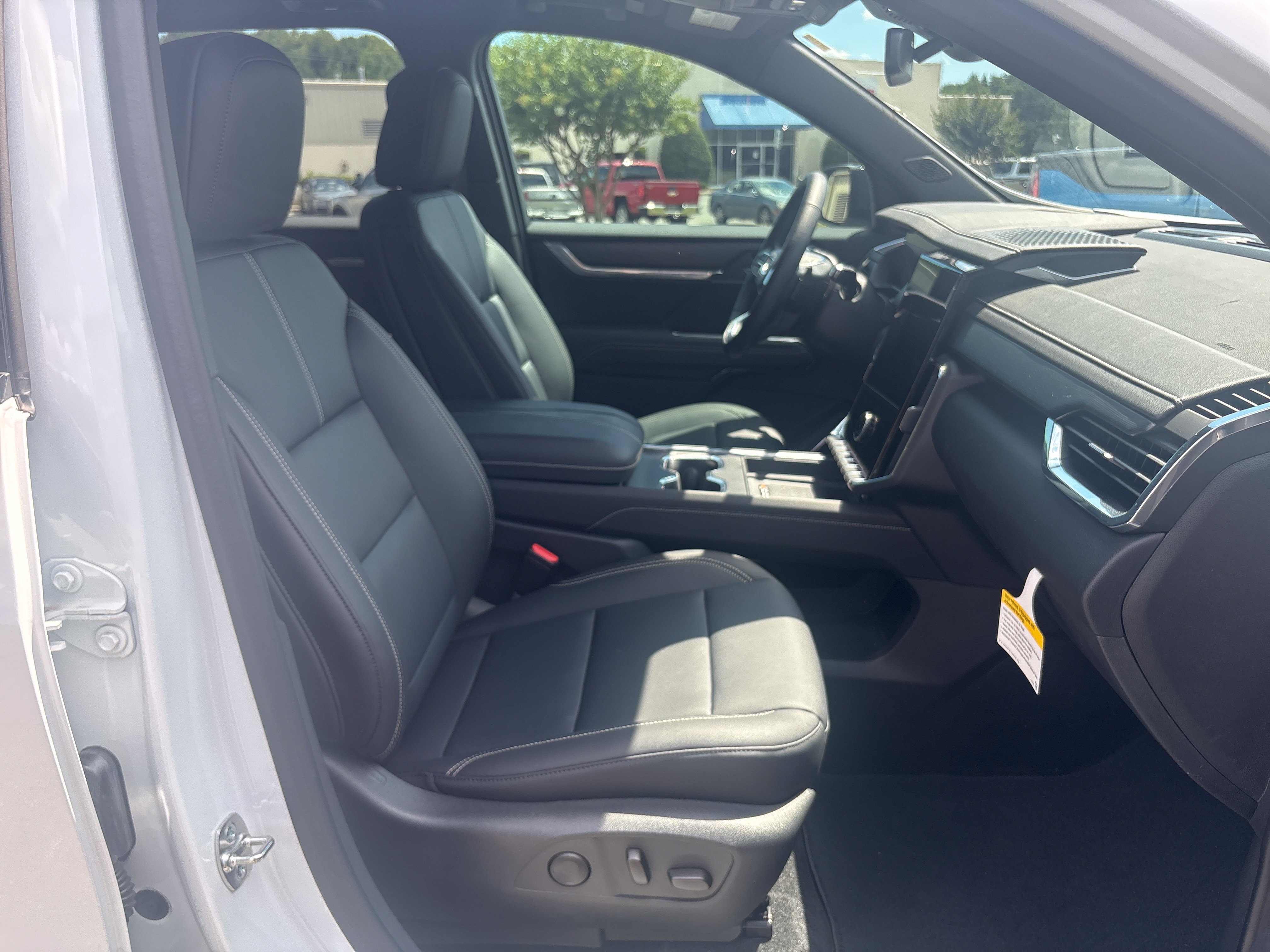 Used 2024 Summit White GMC FWD Elevation image 19