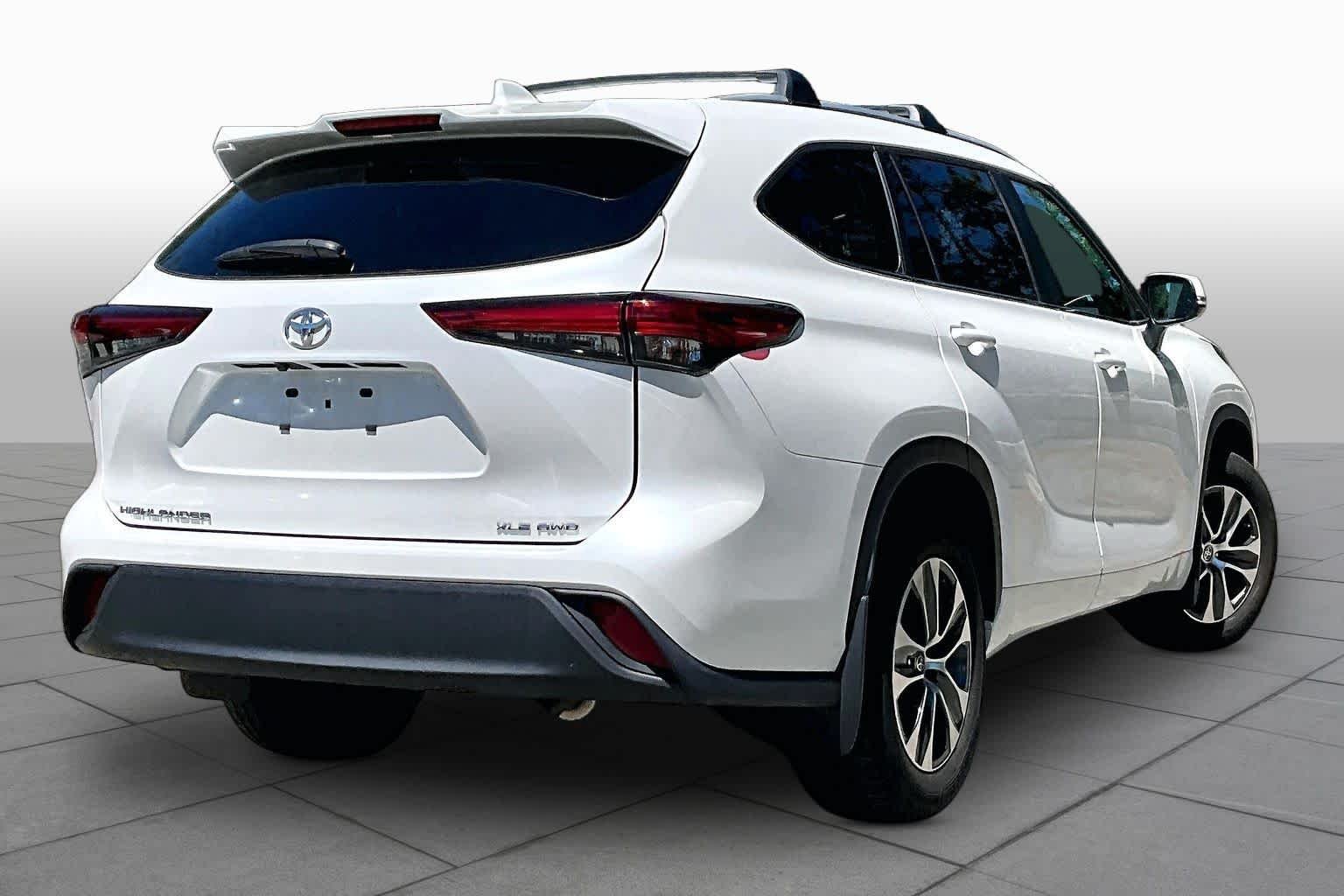 Used 2023 Wind Chill Pearl Toyota XLE image 12
