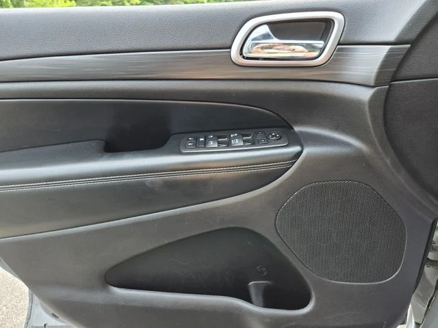 Used 2021 Gray Jeep Laredo image 39