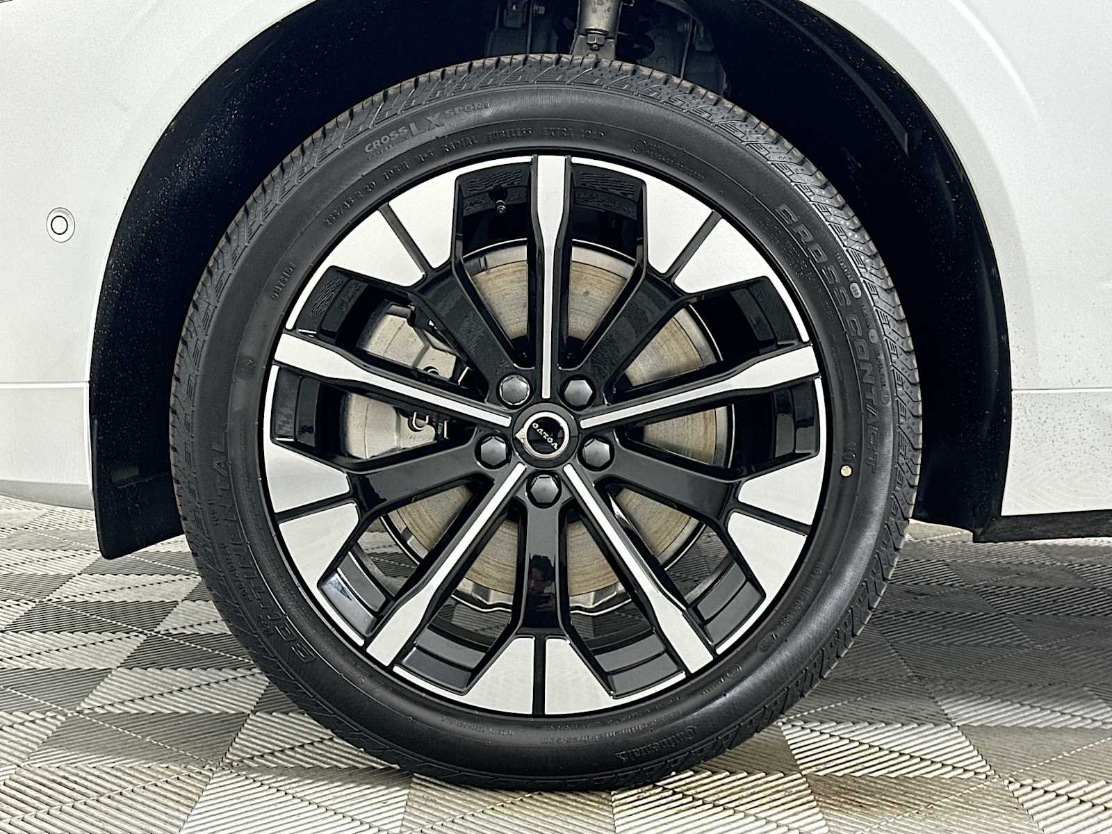 New 2026 Crystal White Volvo Plus image 27