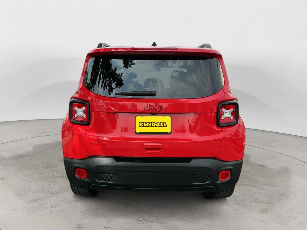 Used 2022 Red Jeep Latitude image 6