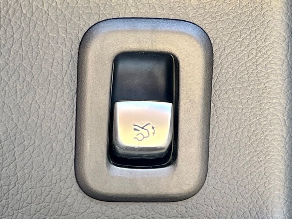 Certified Used 2022  Mercedes-Benz GLC 300 image 27