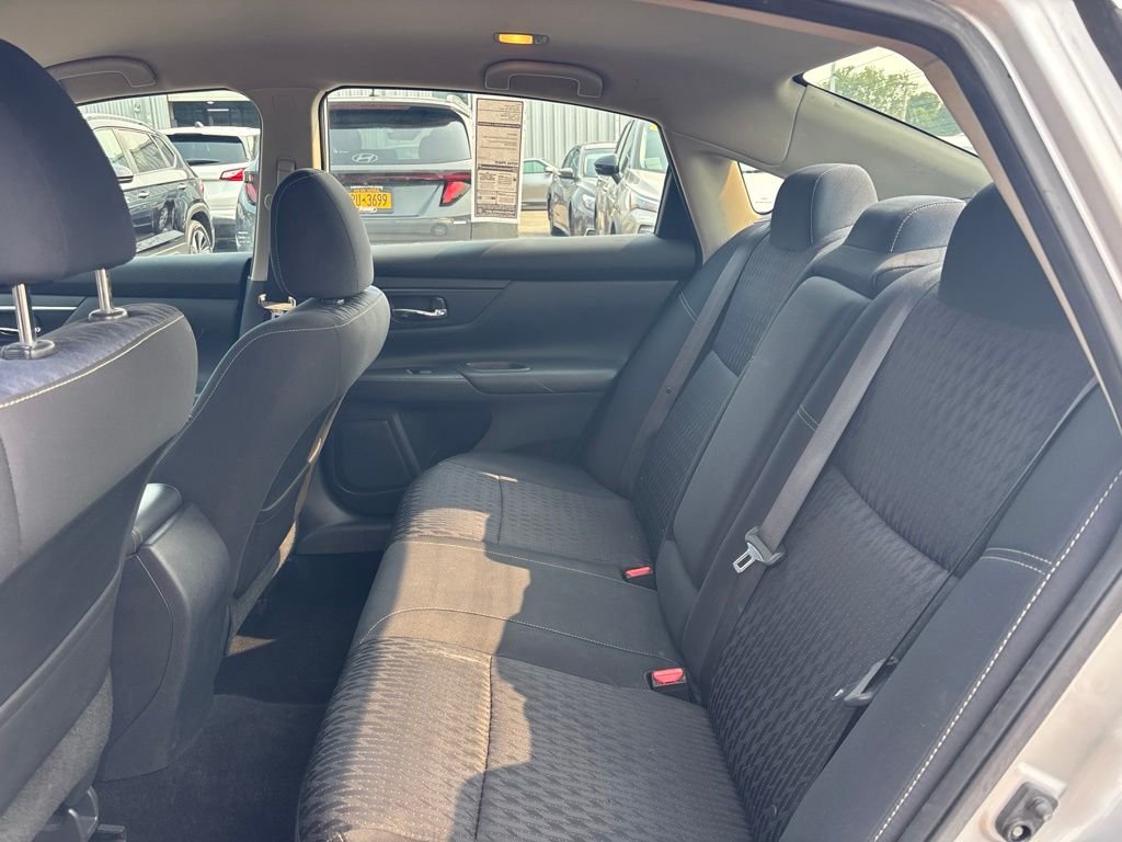 Used 2017 Silver Nissan 2.5 S image 12