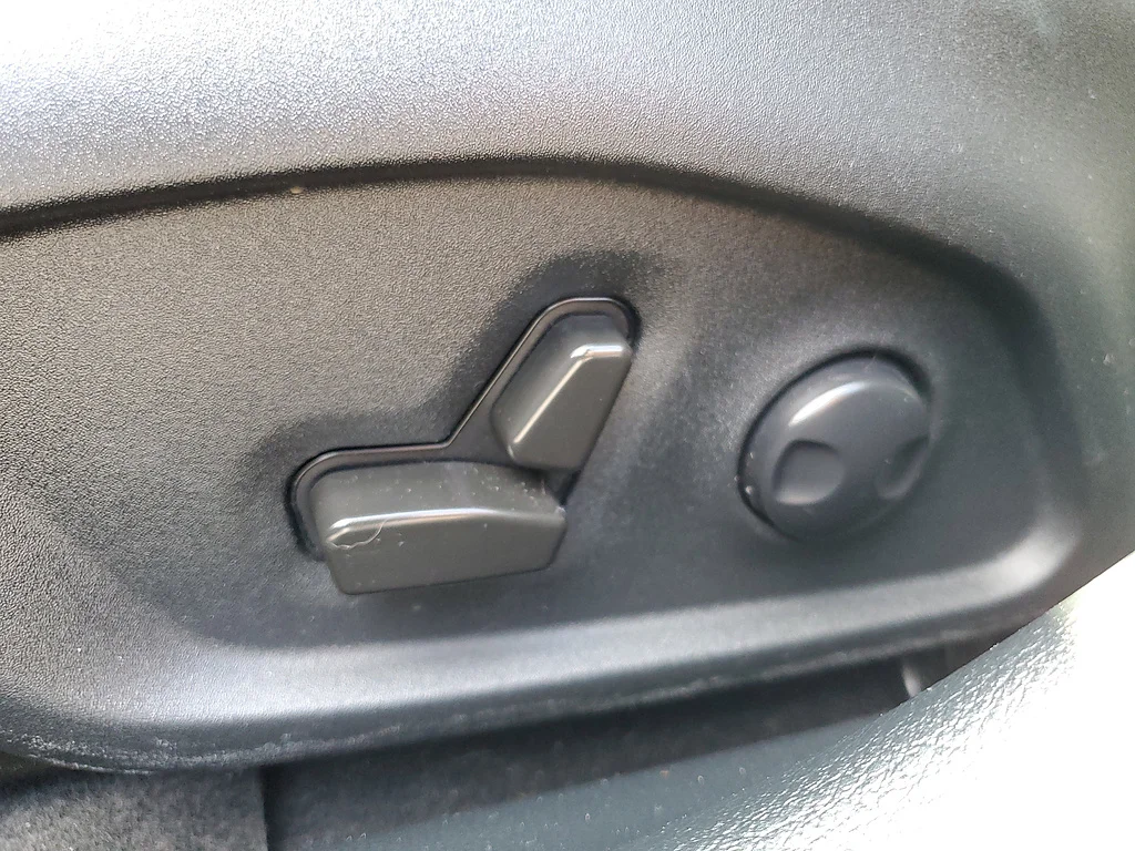 Used 2022 Granite Crystal Metallic Clear Coat Jeep Latitude image 18