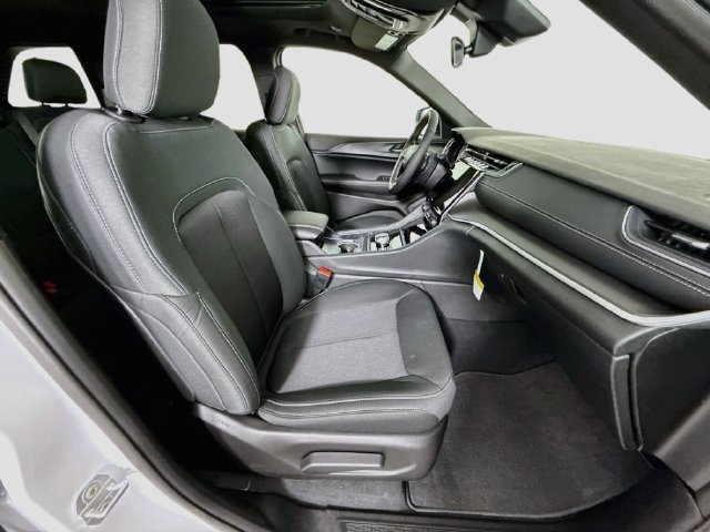 New 2027 Bright White Clear-Coat Paint Jeep Laredo X image 27