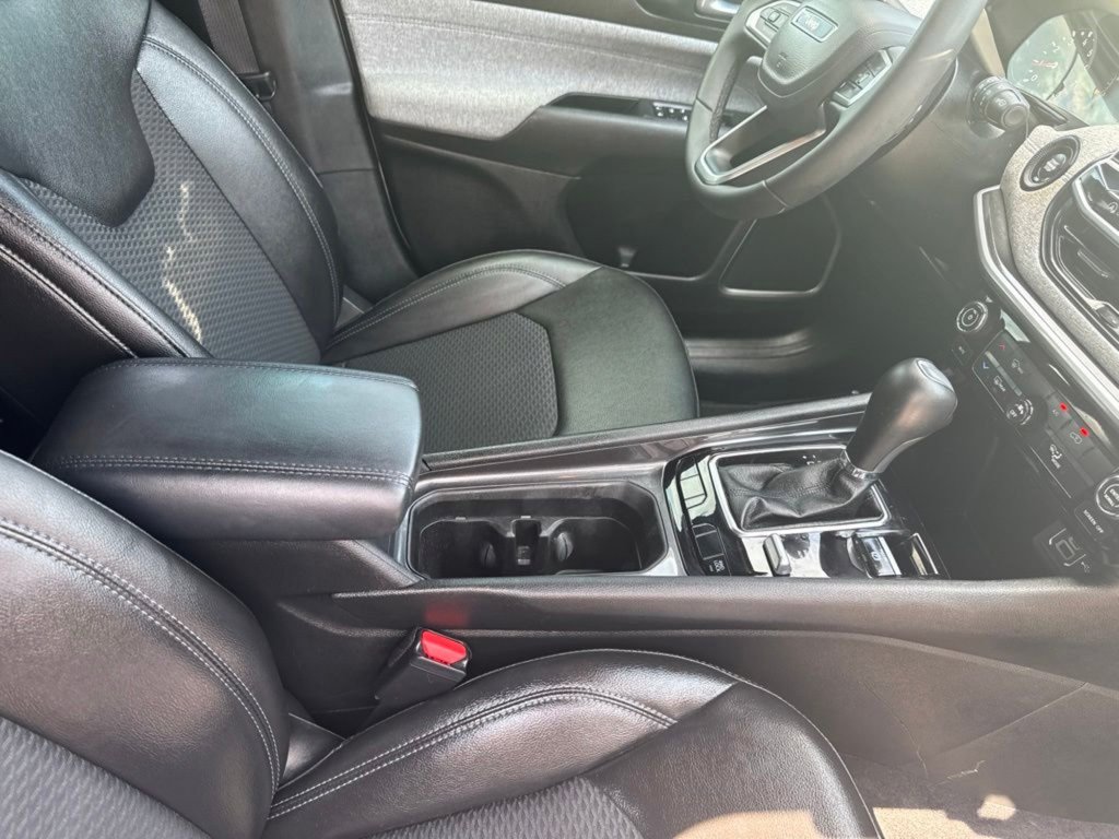 Used 2025 Bright White Clearcoat Jeep Latitude image 26