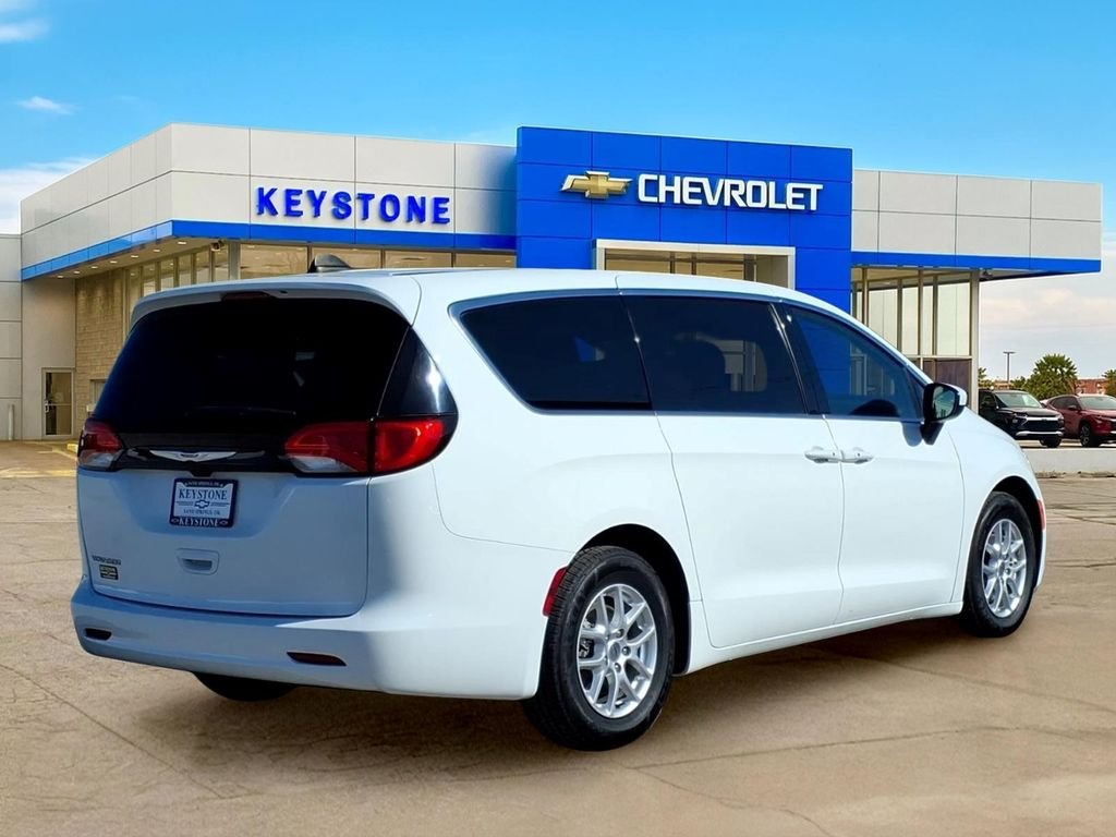 Used 2023 White Chrysler LX image 7