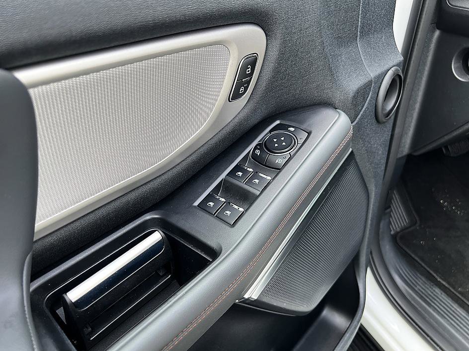 Used 2025 Oxford White Ford Active image 10