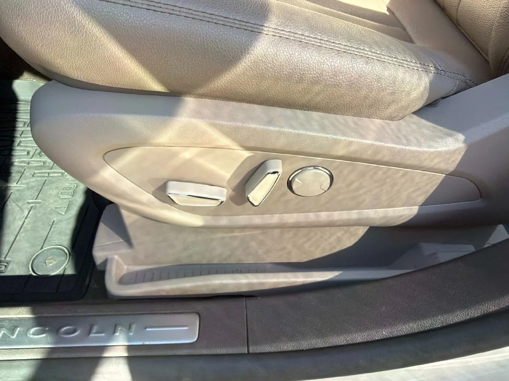 Used 2023 White Lincoln Standard image 20