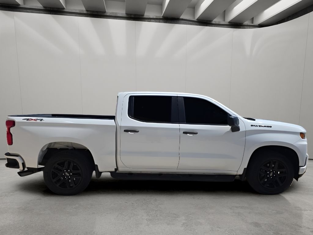 Used 2022 White Chevrolet Custom image 6