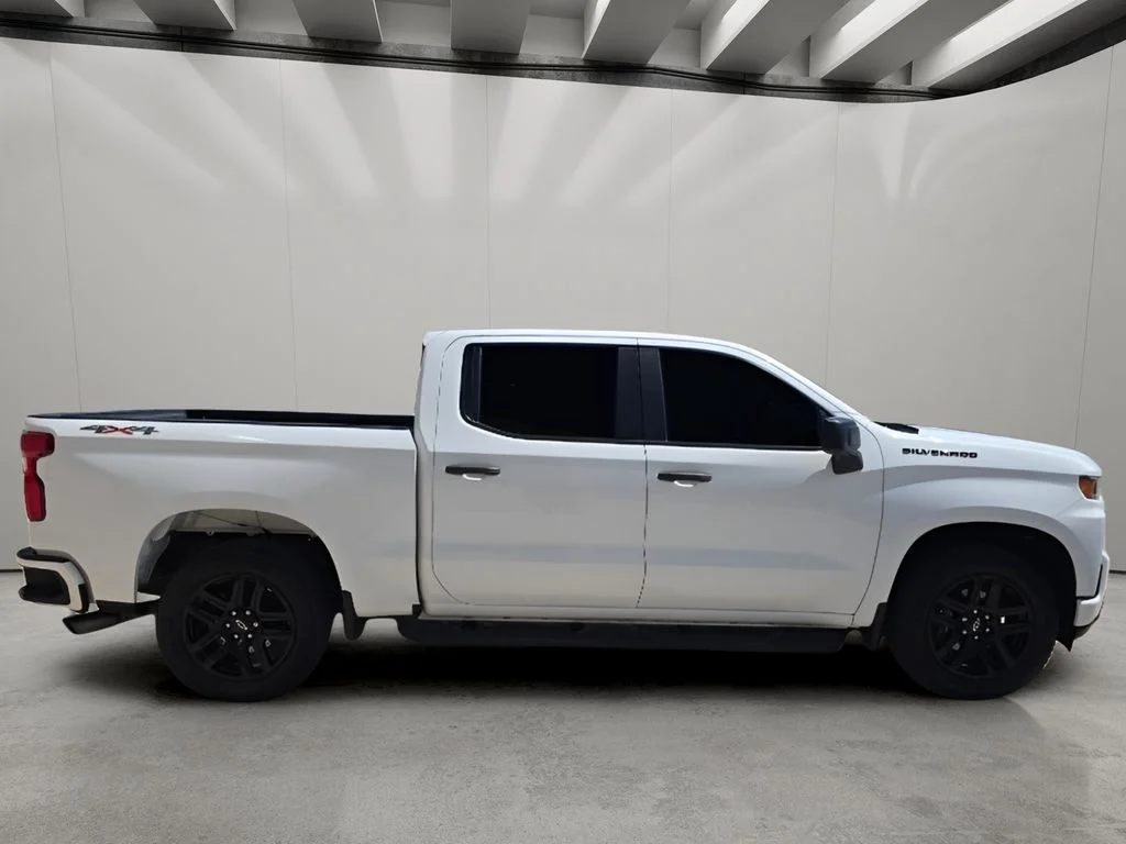 Used 2022 White Chevrolet Custom image 6