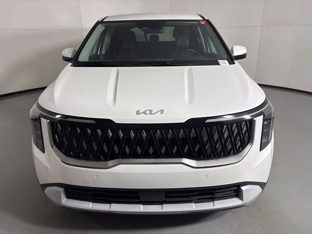 Used 2025 White Kia LXS image 3